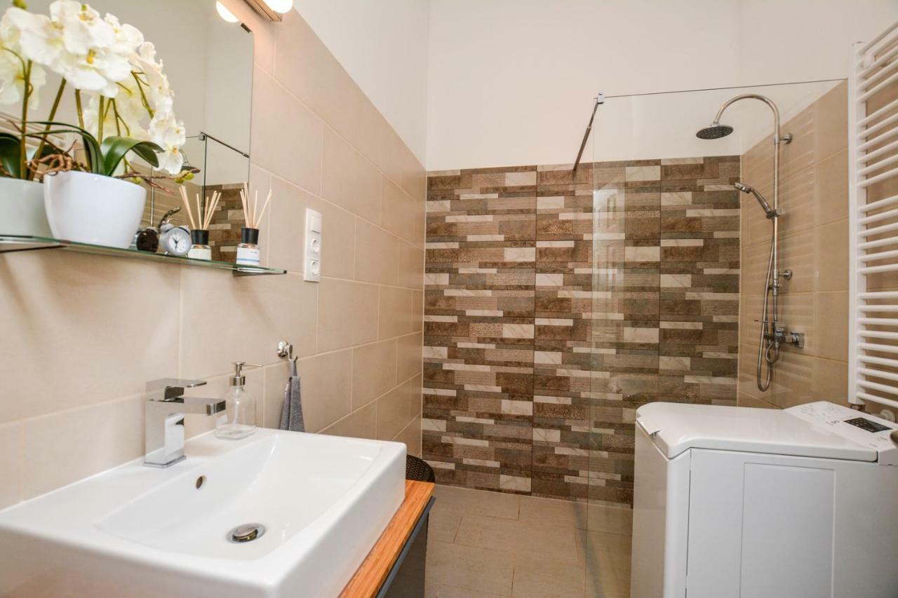 Timeless Apartment With Free Private Parking Budapest Exterior photo